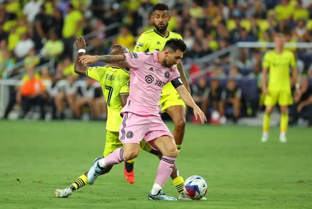 Ante la atenta mirada del panameño Aníbal Godoy, Messi deja en el camino a Picault durante la final de la Lagues Cup. (Foto: Kevin C. Cox/Getty)