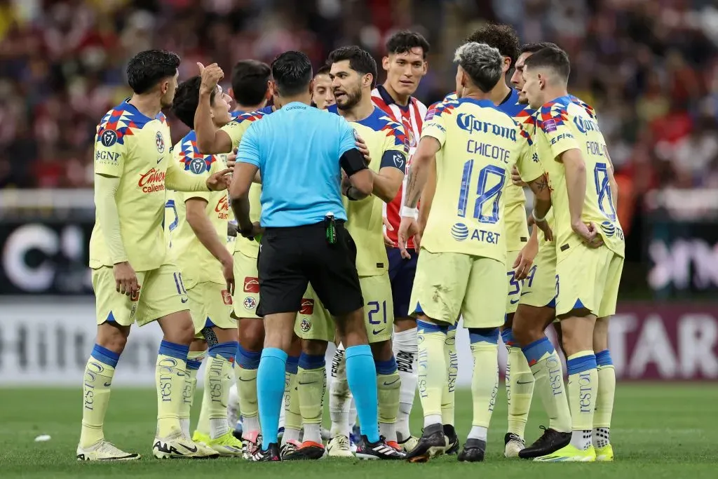 Said Martínez le echó un jugador a Chivas y le cobró un penal en contra. (Foto: Simon Barber/Getty Images)