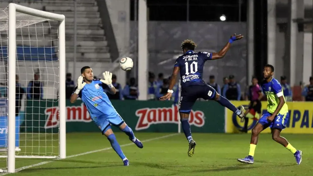 El último partido entre ambos equipos se jugó en la primera fecha y quedó 2-2. Dester Mónico y Christian Altamirano anotaron para Olancho, mientras que Walter Martínez y Yeison Mejía hicieron lo propio para Motagua (Foto: David Romero/La Prensa)