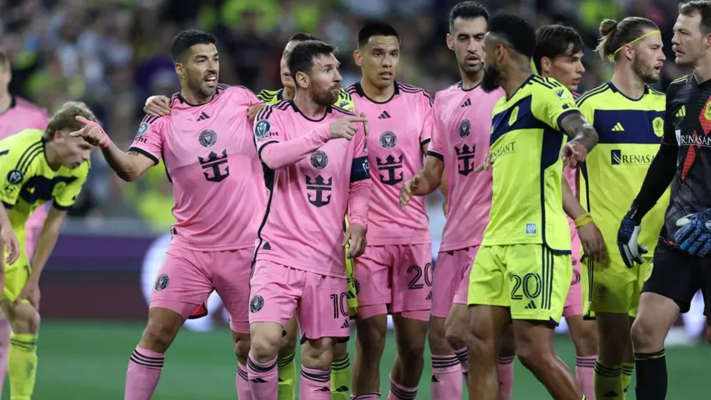 Luis Suárez, autor del primer gol en la ida, también se sumó al conato de bronce entre Messi y Godoy. (Foto: AFP)