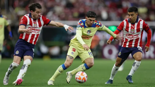 Diego Valdés es marcado por Alan Mozo y Fernando Beltrán en el último Clásico de Clásicos. (Foto: Simon Barber/Getty Images)