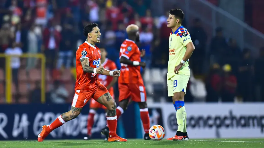 Byron Bonilla, celebrando en la memorable victoria sobre el América de México. (Foto: MEXSPORT)