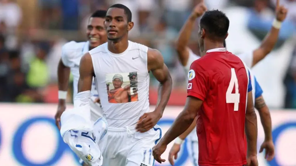 Bengtson, después de anotar el gol que prácticamente clasificó a Honduras al Mundial de Brasil 2014. (Foto: AFP)
