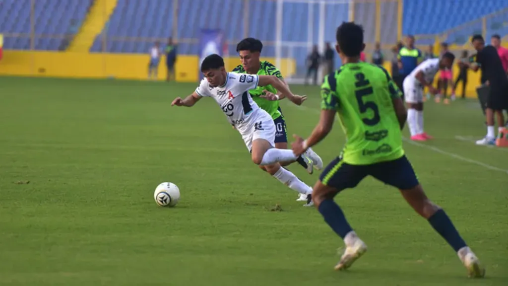 El “Machito” Menjívar en acción durante el empate 0-0 con Santa Tecla. (Foto: Miguel Lemus/EDH)