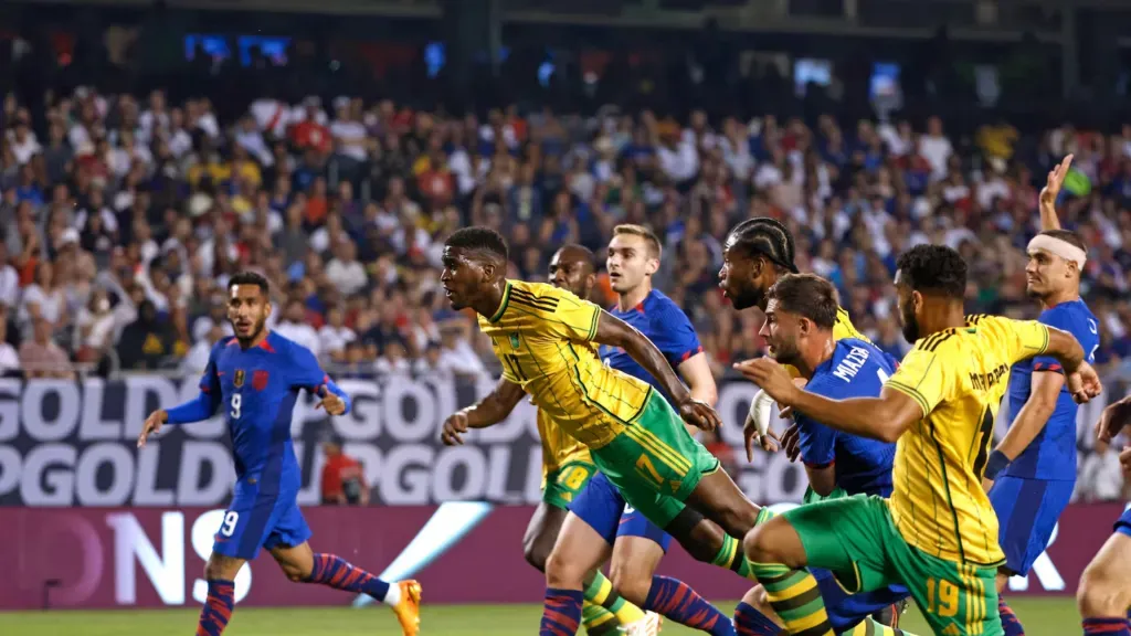 Lowe aún se mantiene en al aire tras arrojarse de “palomita” para anotarle a Estados Unidos el 1-0 parcial. (Foto: Kamil Krzaczynski/AFP)