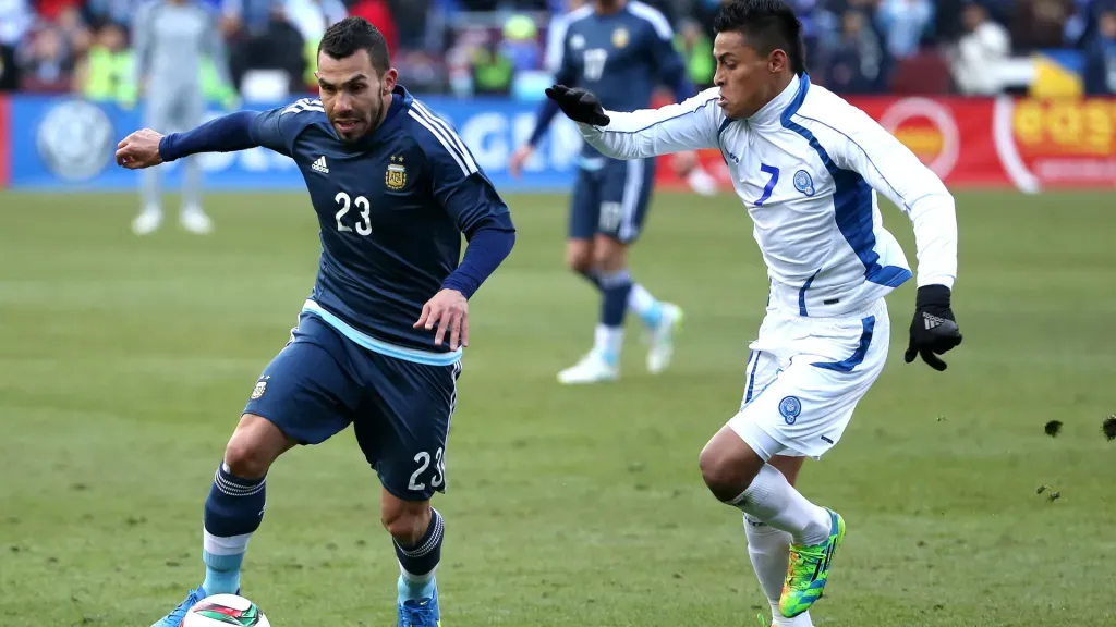 Darwin Cerén marcando a la ya retirada estrella Carlos Tevéz. (Patrick Smith/Getty Images)