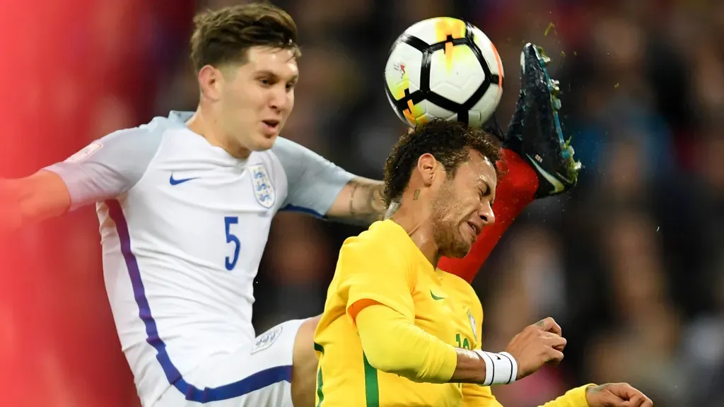 Stones y Neymar, en plena disputa por la bola. (Foto: Laurence Griffiths/Getty Images)