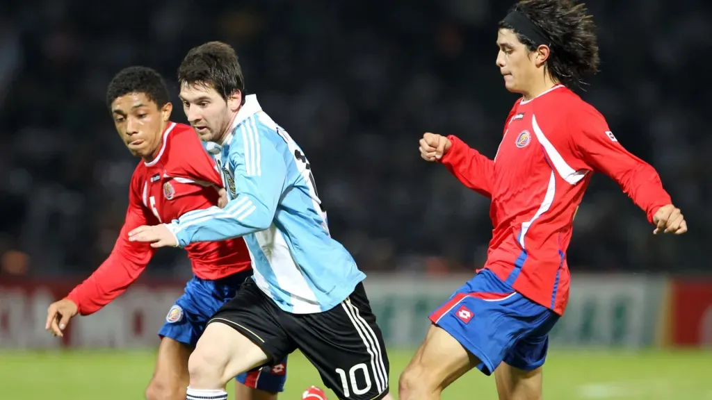 Luis Valle y José Salvatierra marcan de cerca a Lionel Messi. (Foto: Gustavo Ortiz)