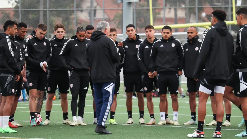 Los selecionados ticos escuchan atentos las indicaciones de Gustavo Alfaro. (Foto: FCRF)