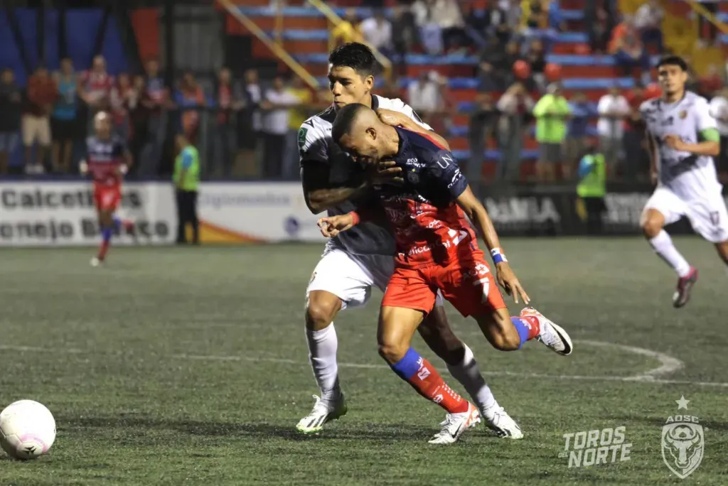 Orlando Galo y César Yanis peleando cuerpo a cuerpo en el último Herediano-San Carlos. (Foto: San Carlos)