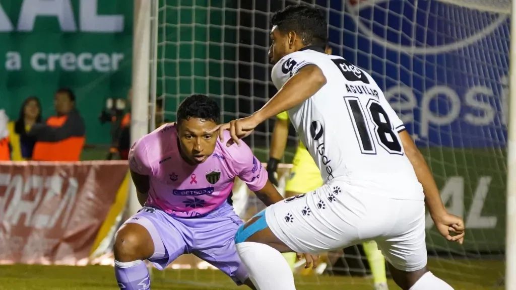José Ardón, marcando de cerca a Jorman Aguilar. (Foto: Andrés ADF)