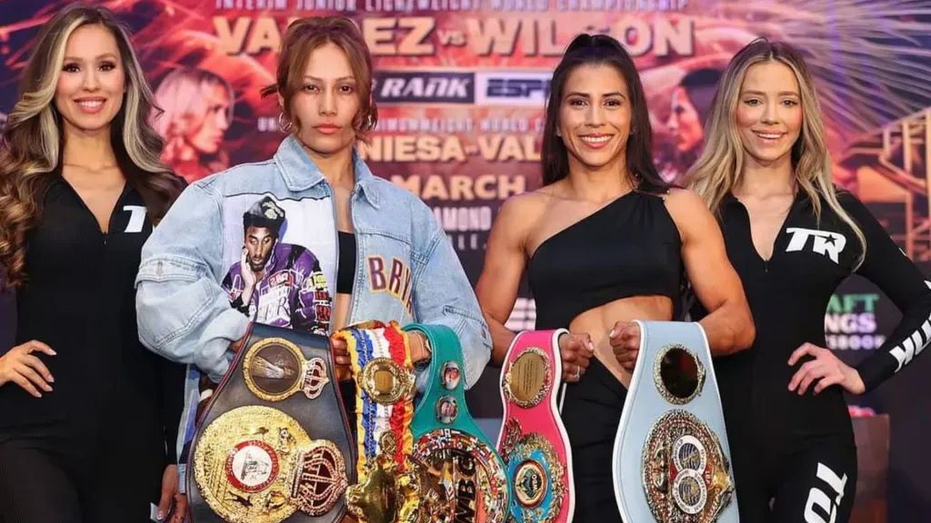 “Yoka” Valle y Seniesa Estrada, posando con los cuatro títulos —más el de The Ring, de la estadounidense— que unificarán este viernes. (Foto: Top Rank)