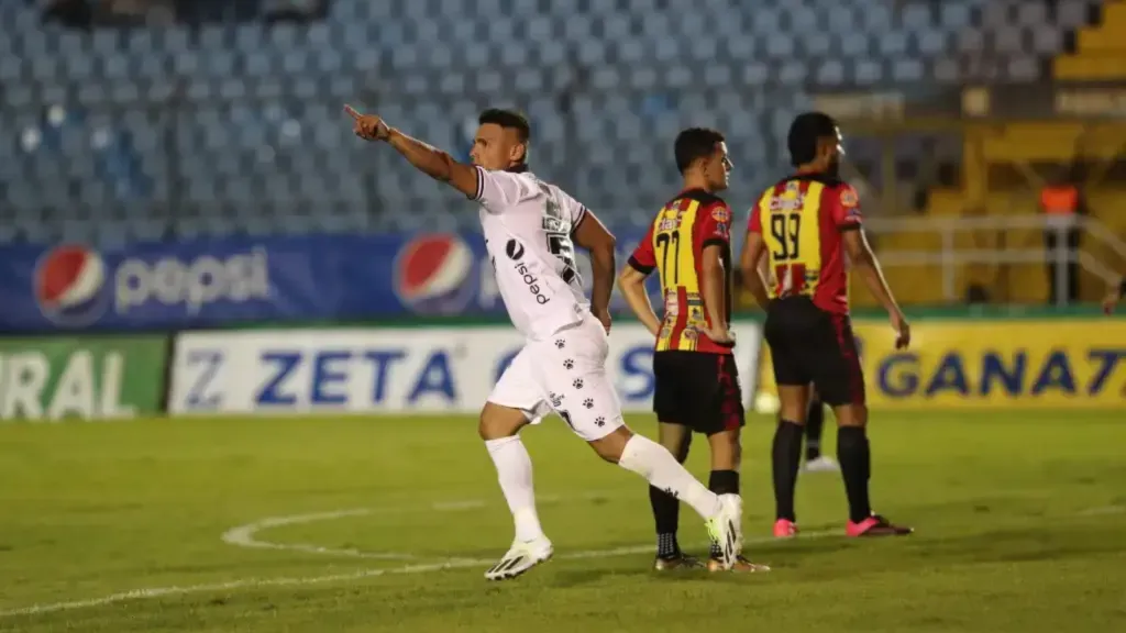 Lezcano celebrando el gol del descuento en el último Comunicaciones – Zacapa. (Foto: Prensa Libre / Erick Ávila)