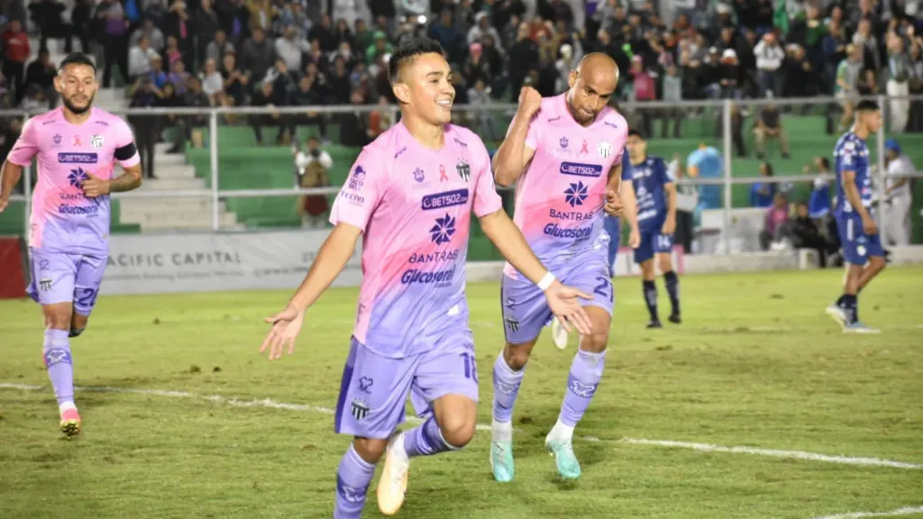 “Lelo” Santos celebra el último gol de Antigua previo a la remontada de Cobán. (Foto: Andrés ADF)