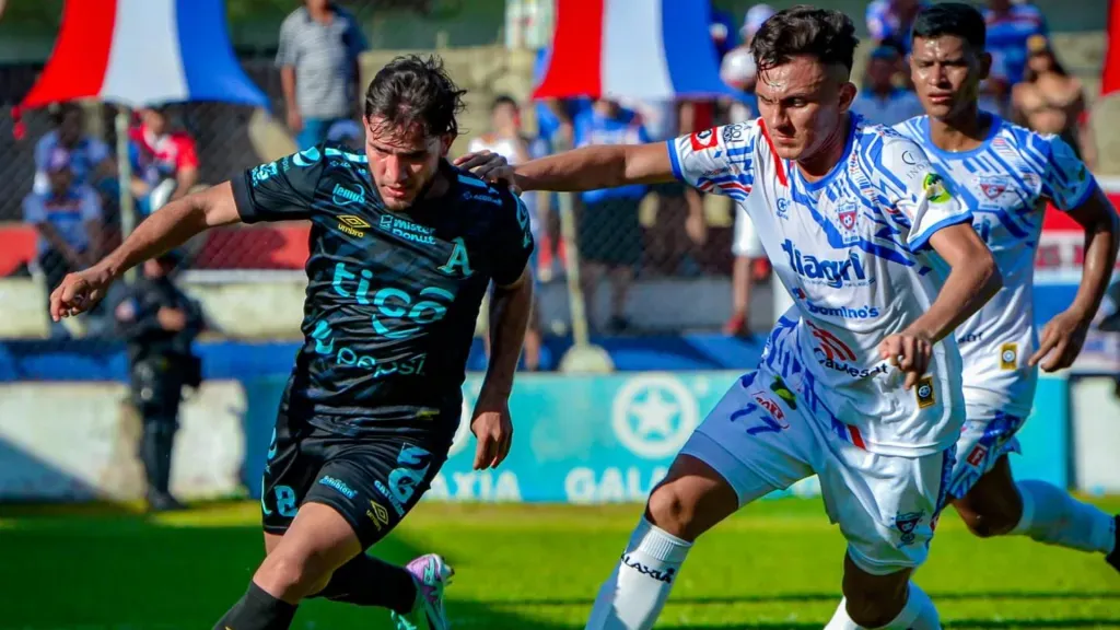 Mauricio Cerritos sigue de cerca a Óscar Rodríguez en el Estadio Sergio Torres Rivera. (Foto: Alianza FC)