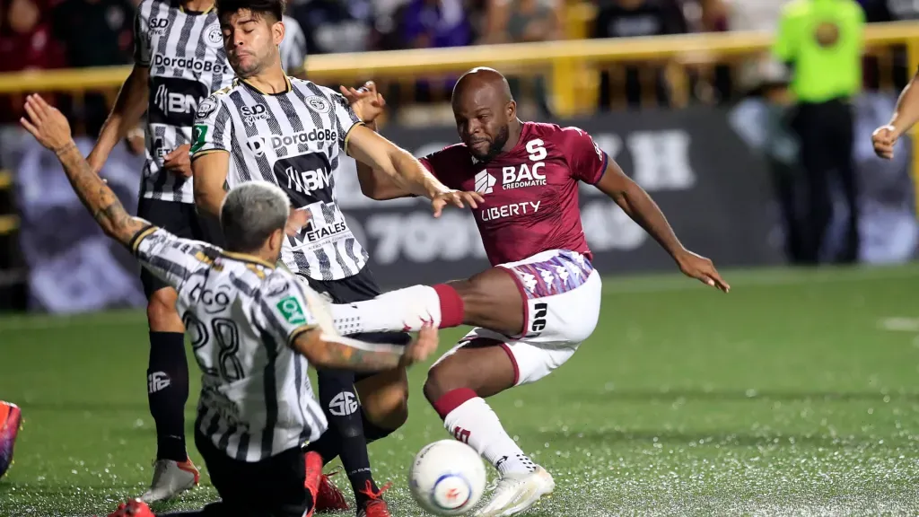 La defensa josefina bloquea el remate de Javon East en el último Saprissa – Sporting. (Foto: Rafael Pacheco Granados / La Nación)