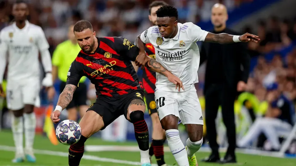 Kyle Walker y Vinícius Jr., en plena disputa de la bola en la ida de las semifinales de 2023, que quedó 1-1. Luego, los ingleses se impusieron 4-0 en la revancha. (Foto: DeFodi Images)