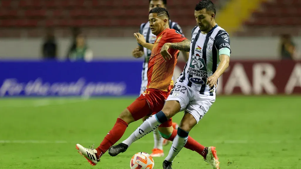 Gerson Torres intenta quitarle sin éxito la bola a Gustavo Cabral. (Foto: (Rafael Pacheco Granados / La Teja)