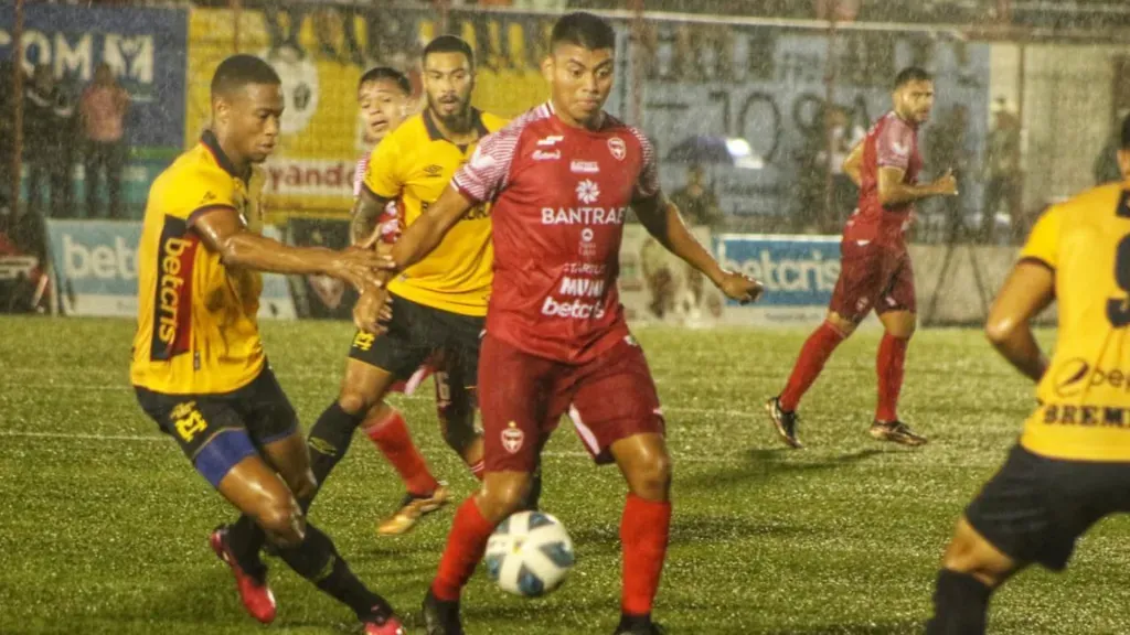 Los Rojos llevan una década sin poder ganar en la casa de los Toros. (Foto: Deportivo Malacateco)