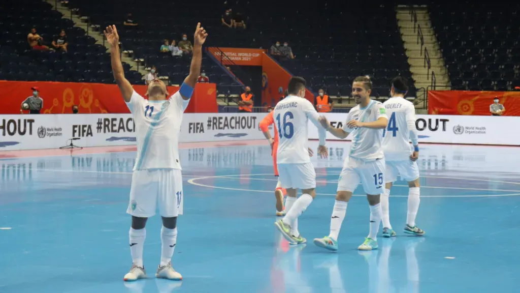 Alan Aguilar celebra el gol agónico con el que Guatemala derrotó 5-4 a Uzbekistán en el último Mundial de Futsal. (Foto: Concacaf)