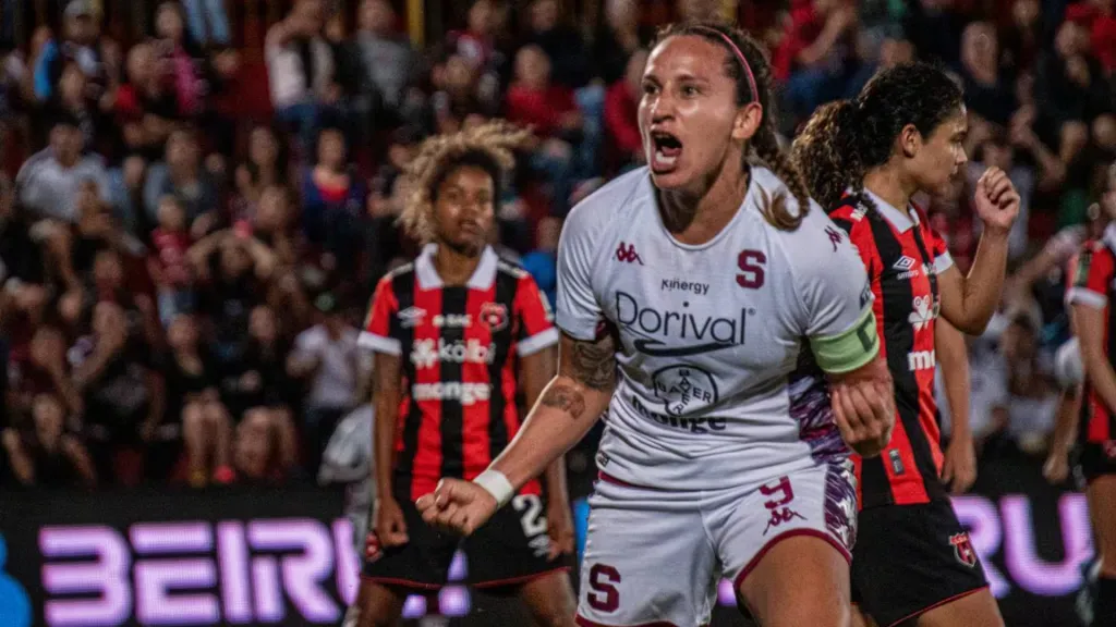 Carolina Venegas celebra el golazo de cabeza que convirtió en la “Catedral”. (Foto: Prensa de Saprissa)