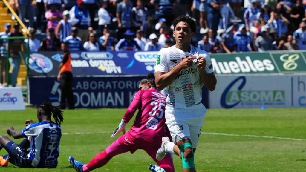 Andy Rojas celebra su segunda diana con la que Herediano derrotó 3-1 a Cartaginés. (Foto: Marvin Caravaca / La Teja)