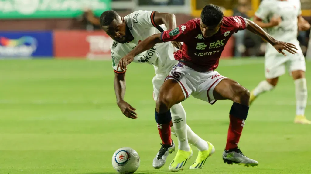 Gerald Taylor y Joel Campbell se disputan la bola en el último Saprissa – Alajuelense. (Foto: Mayela López / La Teja)