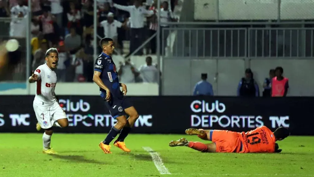 El último clásico capitalino acabó con final feliz para Olimpia. (Foto: Marvin Salgado / La Prensa)