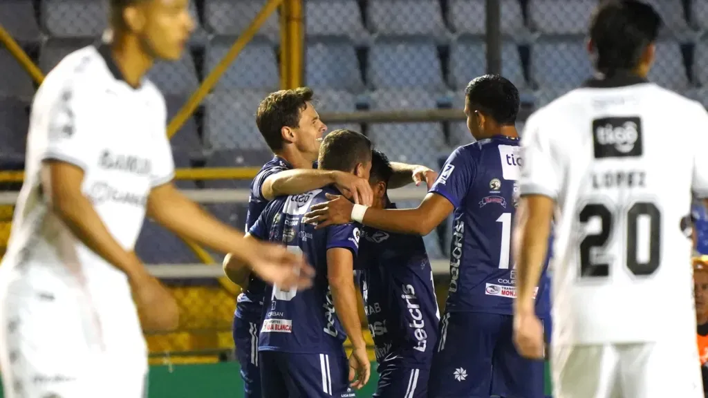 A lo largo de las vueltas, Comunicaciones no pudo vencer a Cobán: empataron 1-1 en enero y en febrero, los cobaneros los golearon 3-0. (Foto: Andrés ADF)