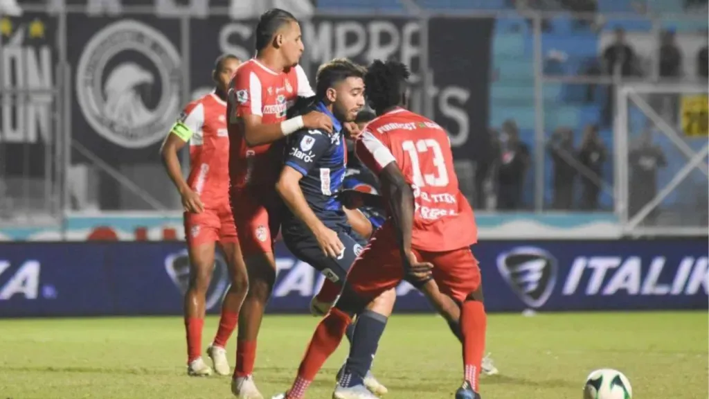 Motagua venció 3-1 a Real Sociedad en el último choque entre ambos con gol de “Colocho” Martínez y un doblete de Carlos Argueta. Para los locales anotó Diego Reyes. (Foto: Televicentro)