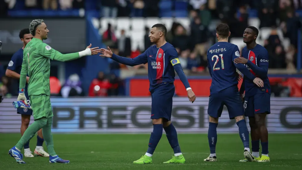 Keylor se saluda con Kylian Mbappé tras el empate frente a Stade Reims. (Foto: AP/Aurelien Morissard)