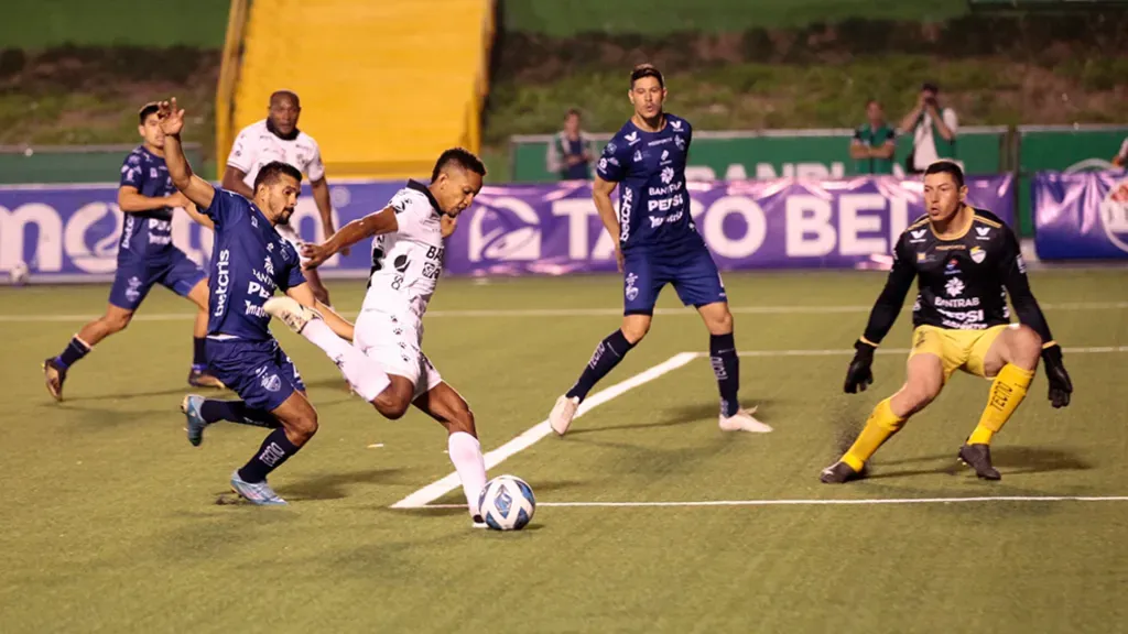 José Corena, a punto de definir ante la atenta mirada del portero Mynor Álvarez. (Foto: Comunicaciones)