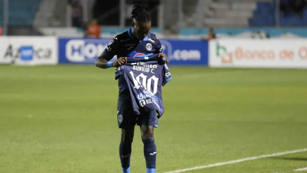 El partido ante Vida no fue uno más para Rubilio Castillo, quien llegó a 100 goles la camisa de Motagua en Liga Nacional. (Foto: David Romero)
