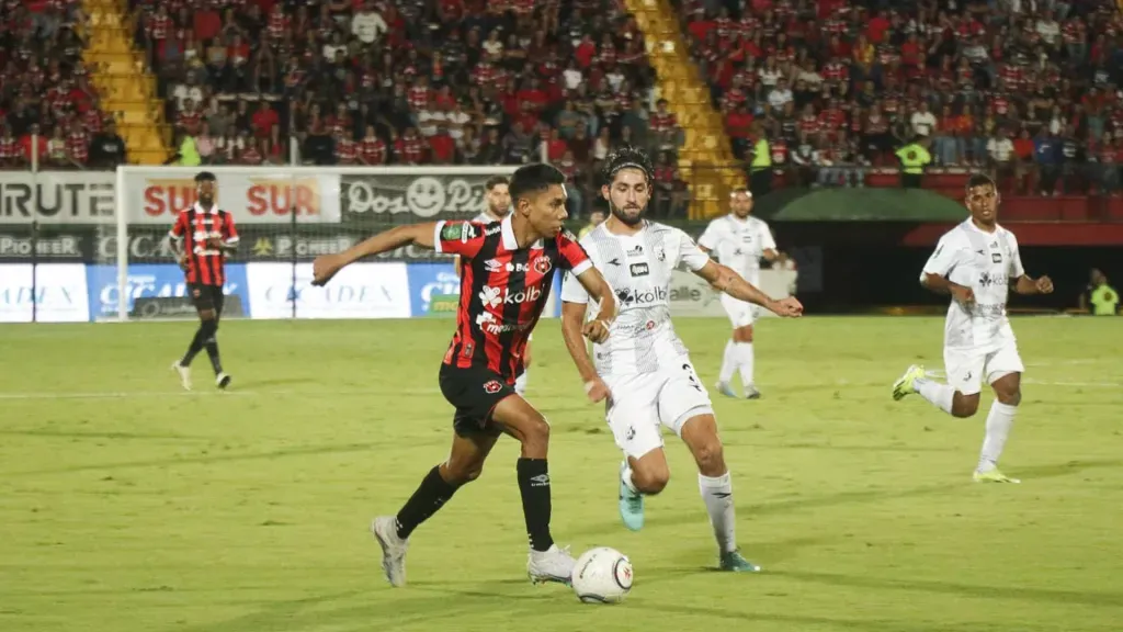 Carlos Martínez y Aarón Salazar, en acción durante el último LDA – Herediano. (Foto: Lilly Arce/La Teja)