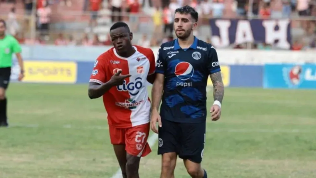 Agustín Auzmendi fue expulsado por doble amarilla contra Vida. (Foto: Deportes TVC)