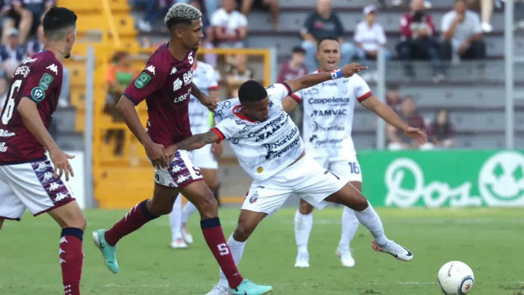 Duelo de panameños: Eduardo Anderson marca a César Yanis en el último Saprissa – San Carlos, disputado el 3 de marzo, que finalizó 2 a 2. (Foto: Toros del Norte)