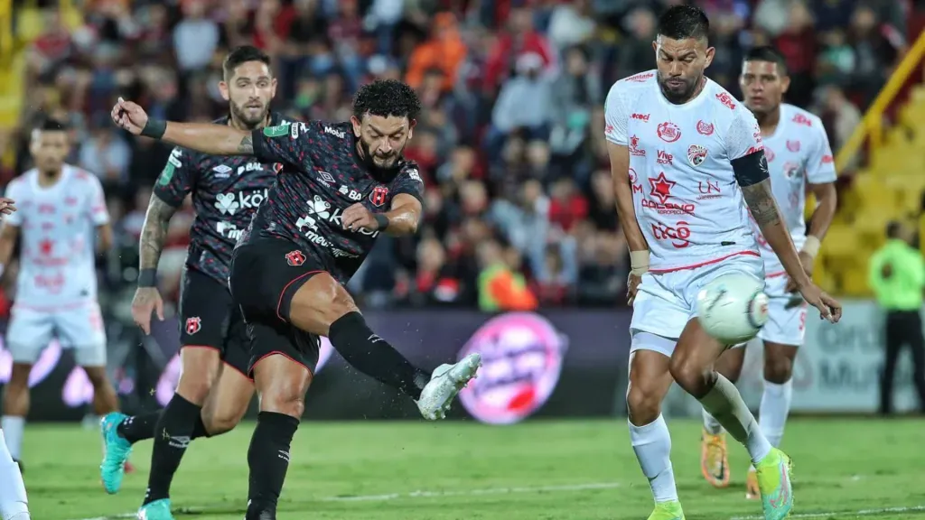 La útima vez que se vieron las caras, Alajuelense derrotó 4-0 a Santos con los goles de Joel Campbell, por partida doble, Carlos Mora y Michael Barrantes. (Foto: John Durán / La Teja)