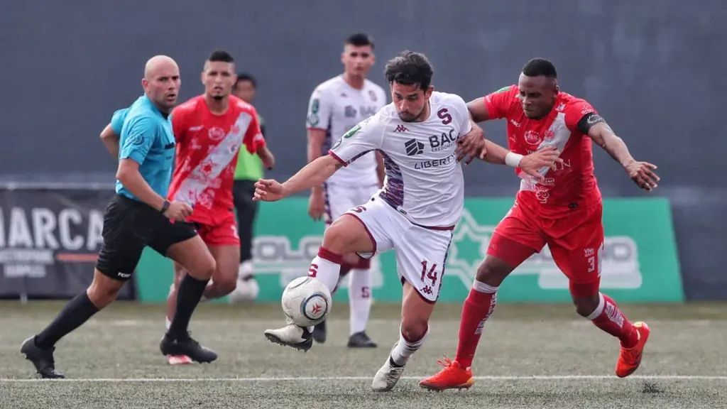 El último partido entre ambos terminó en triunfo 3-1 de Saprissa, gracias a los tantos de Warren Madrigal, Joseph Mora y Ariel Rodríguez. Para los locales descontó Juan Villalobos. (Foto: La Nación)
