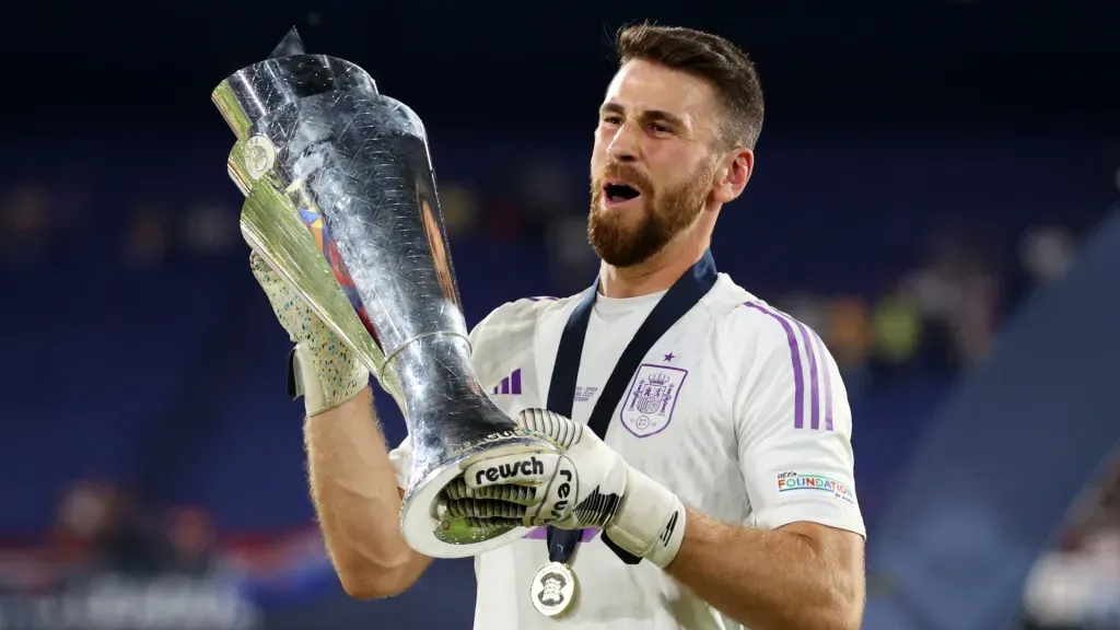 Unai Simón celebra tras conquistar la Nations League con España. (Foto: Getty Images)