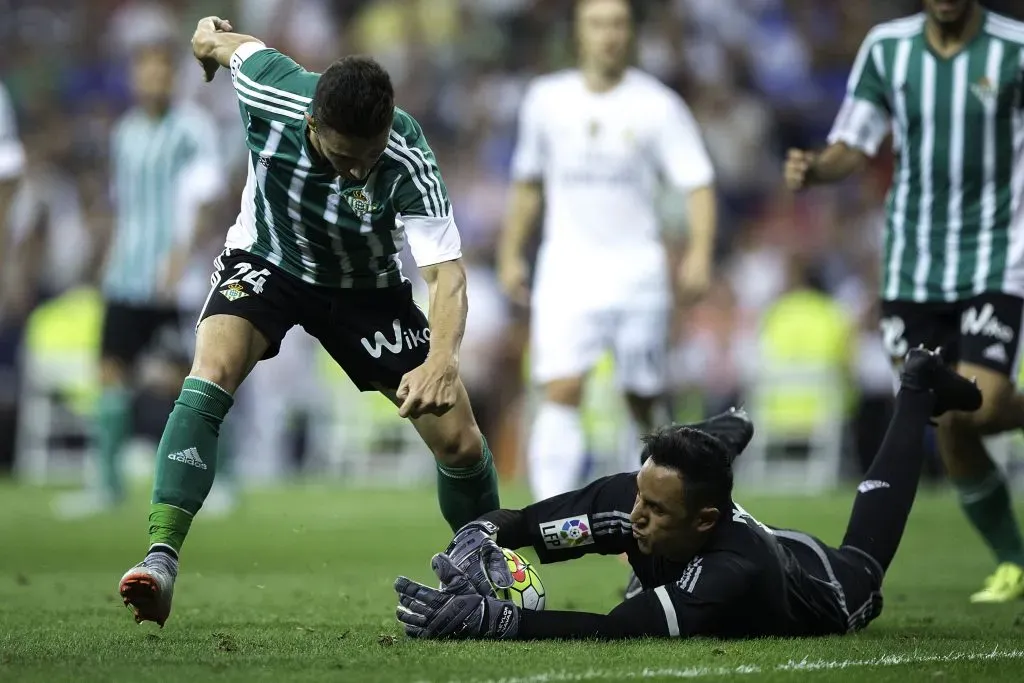 Keylor Navas se ofreció para atajar en el Real Betis. (Photo by Gonzalo Arroyo Moreno/Getty Images)