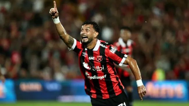 Michael Barrantes celebra tras haberle anotado a Liberia. (Foto: José Cordero / La Teja)