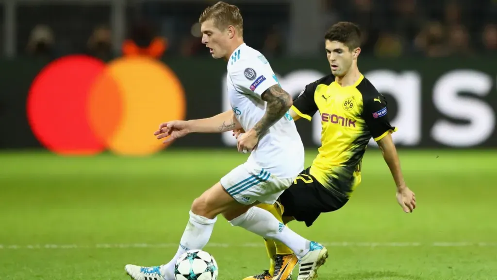 Fase de grupos de la Champions 2017/18. Toni Kroos cuida la pelota de la marca de Christian Pulisic en el triunfo 3-1 de Real Madrid sobre Borussia Dortmund. (Foto: Martin Rose/Bongarts/Getty Images)