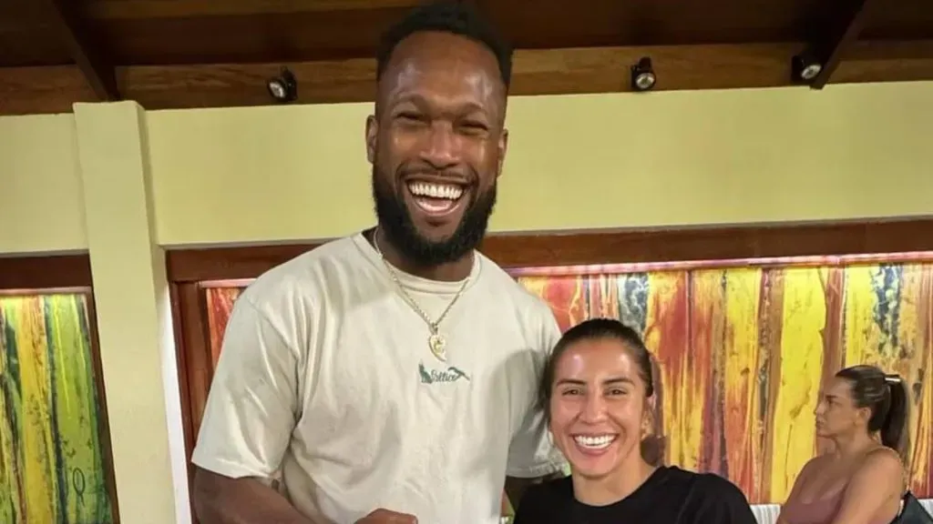 Kendall Waston junto a Yokasta Valle. (Foto: La Nación)