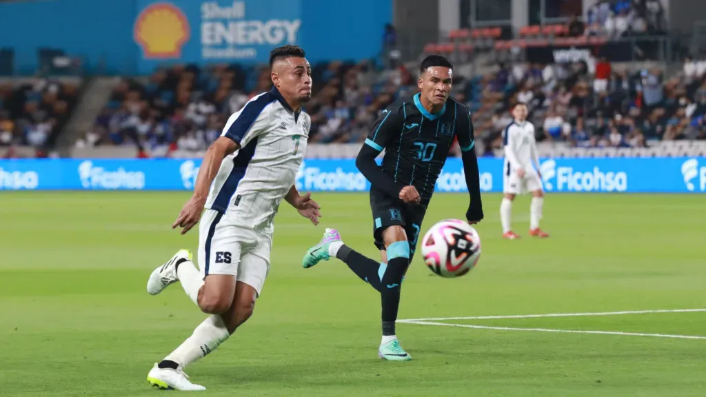 Darwin Cerén en acción durante el reciente choque entre El Salvador y Honduras. (Foto; FESFUT)
