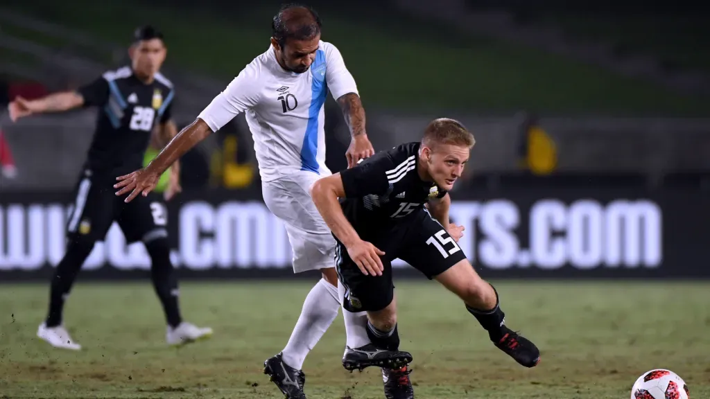 El “Moyo” Contreras le comete infracción a Santiago Ascacibar en el último Guatemala – Argentina. (Foto: Getty Images)