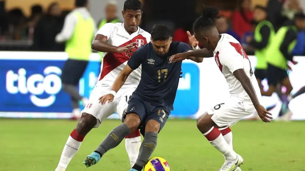 Jairo Henríquez en acción durante la caída 4-1 de El Salvador frente a Perú. (Foto: Selección de Perú)