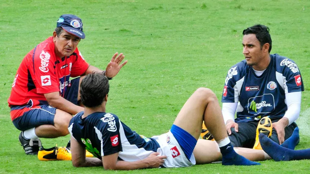 Pinto charla con Bryan Ruiz y Keylor Navas en la concentración de la Sele. (Foto: Rafael Pacheco Granados)