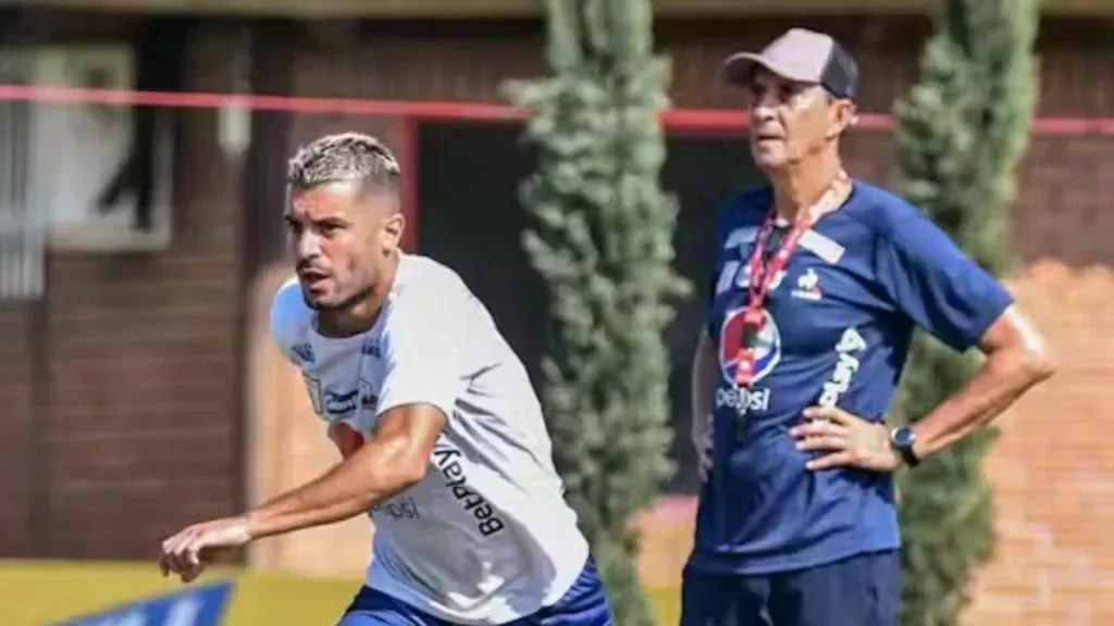 Alexandre Guimaraes se guió por traer conocidos y no por los rendimientos actuales.