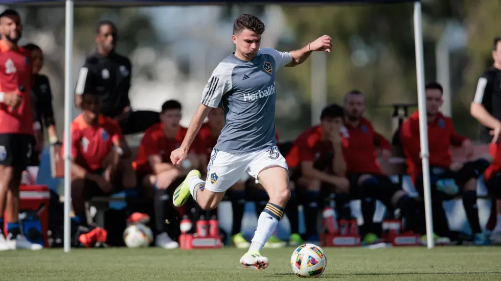Gino Vivi en acción durante la pretemporada de Los Angeles Galaxy. (Foto: LA Galaxy)