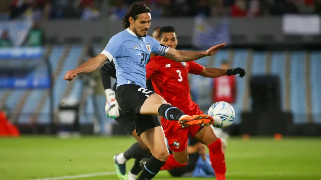 Edinson Cavani define con la meta vacía ante la desesperada marca de Roderick Miller. (Foto: Ernesto Ryan / Getty Images)